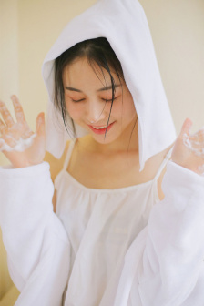 闯关落水露双奶GIF